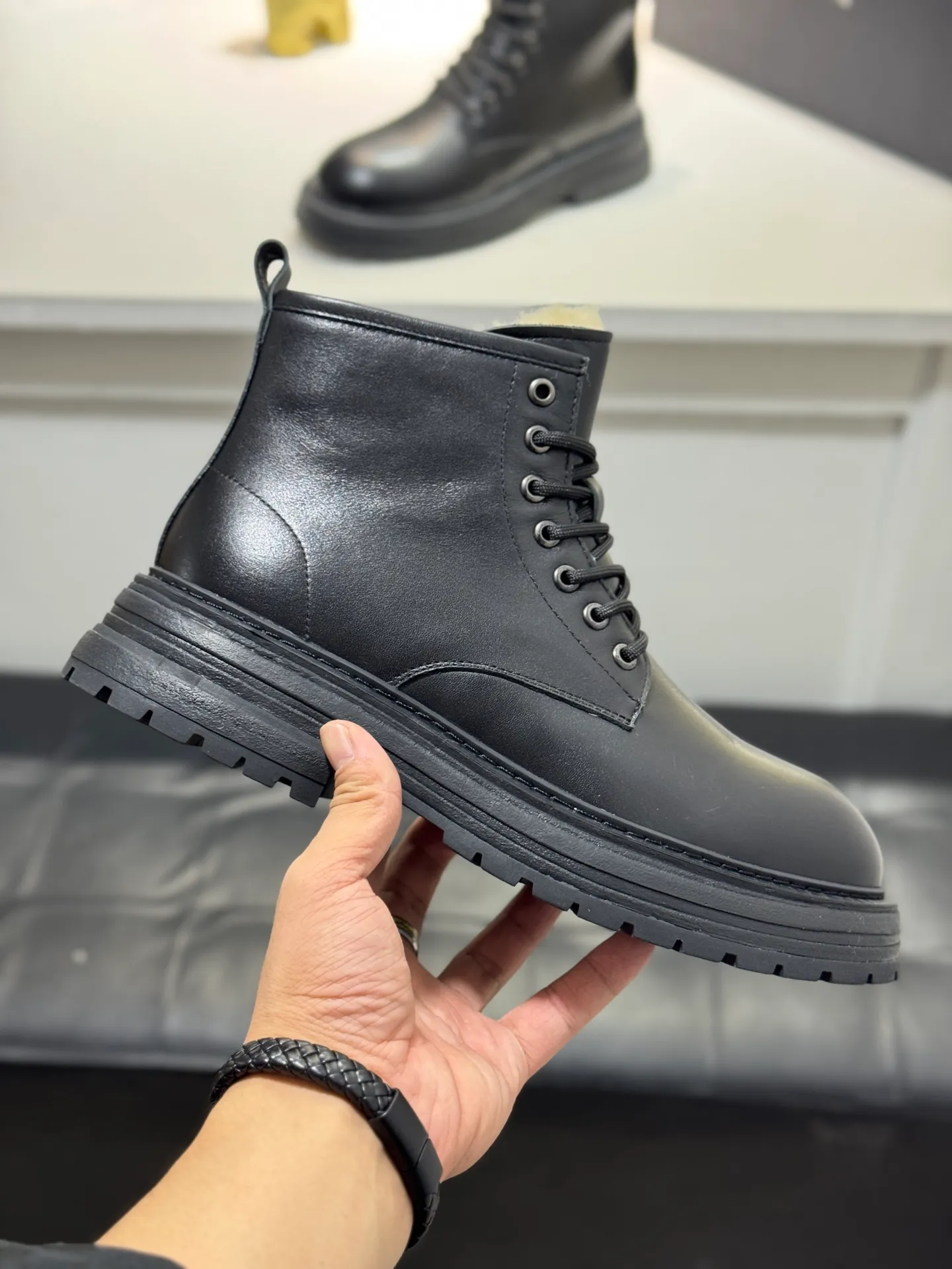 Men's men's shoes 💰660 [New style] 🦥🦥UGG - high-end quality 🔥Australian imported wool 🔥Full fur original single entry and exit counter without pressure, let you feel no replacement 💏The upper is made of first-layer cowhide 'all original Australian wool' Strict men's boots thick wool can be distinguished by the naked eye 💓Real wool keeps warm and does not smell like feet, warms the whole winter ✨Carefully crafted for those who know the goods🔥Size: 38-44 (45 customized